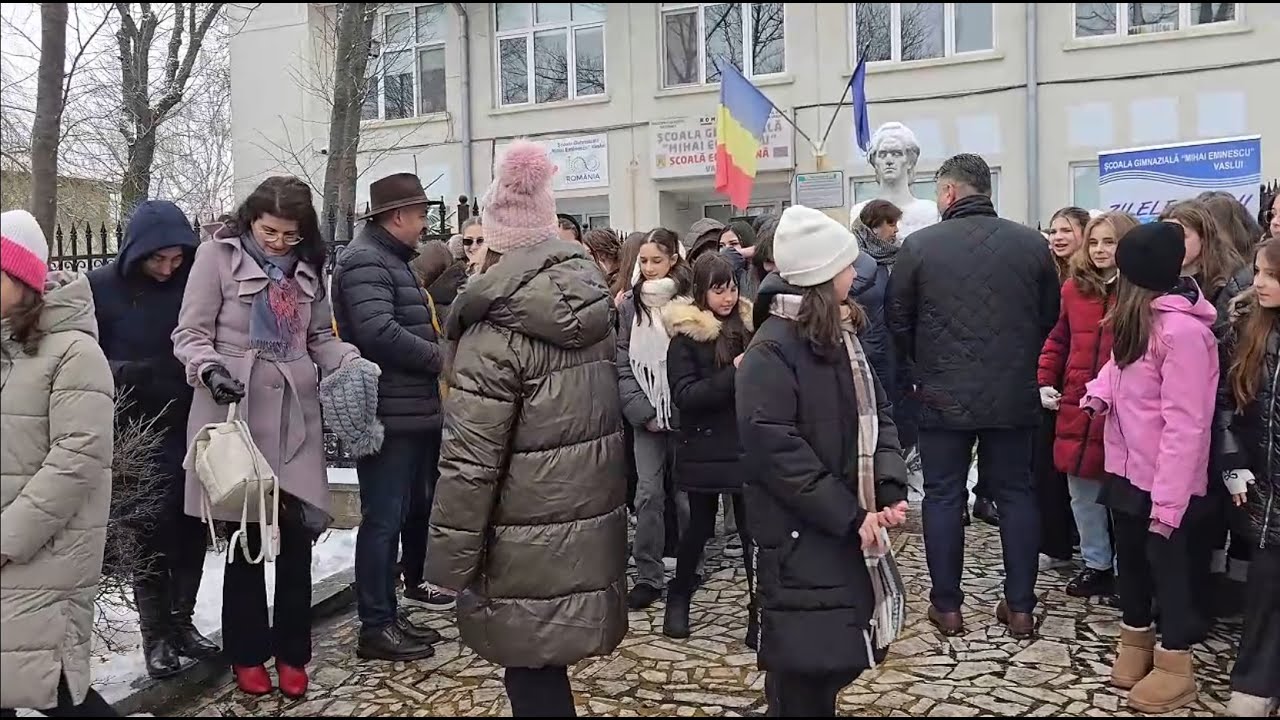 2026 01 15  Omagiu adus lui Mihai Eminescu de elevii Școlii Mihai Eminescu din Vaslui