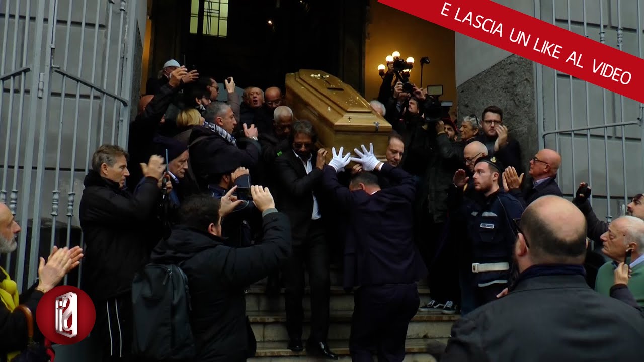 UNA FOLLA COMMOSSA AI FUNERALI DI ANTONIO JULIANO, CORI DEI TIFOSI ALL'USCITA DEL FERETRO