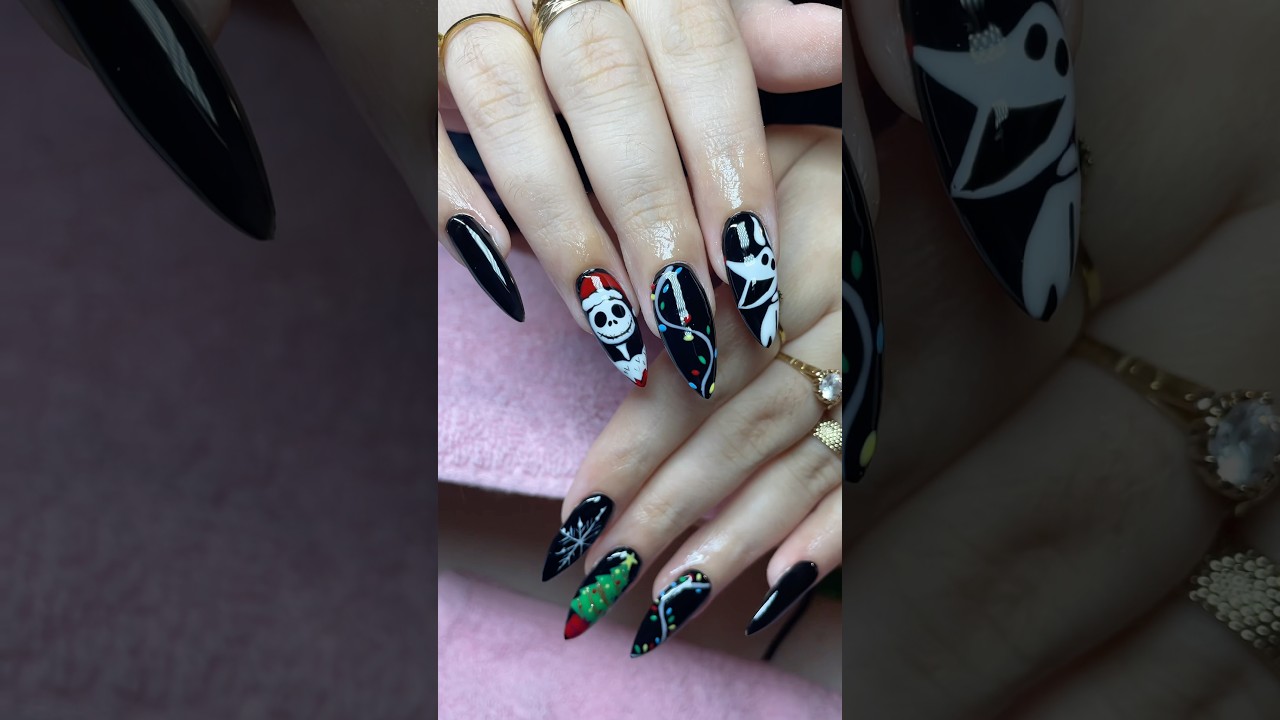 I love this change on Christmas nails🖤 