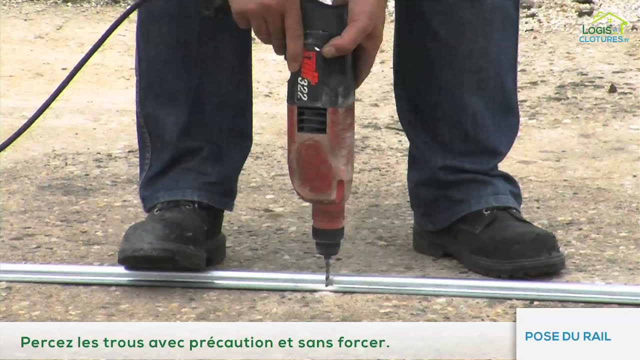 Installation portail coulissant, pose du rail bas, par Logis et Clôtures