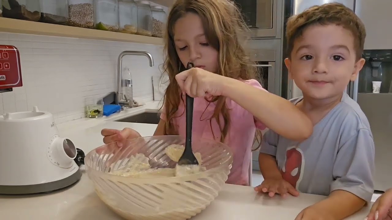 Fazendo um bolo de maçã e banana com meu irmão