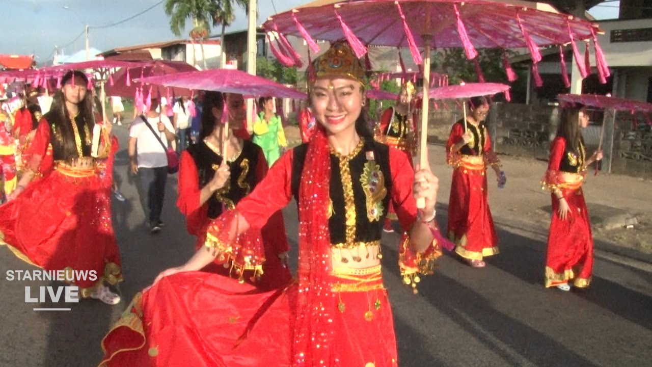 Optocht en praalwagens ivm 170 jaar Chinese vestiging in Suriname
