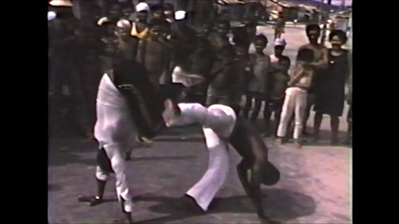 Roda de Capoeira de rua  em Salvador nos anos 80 com mestre Moraes