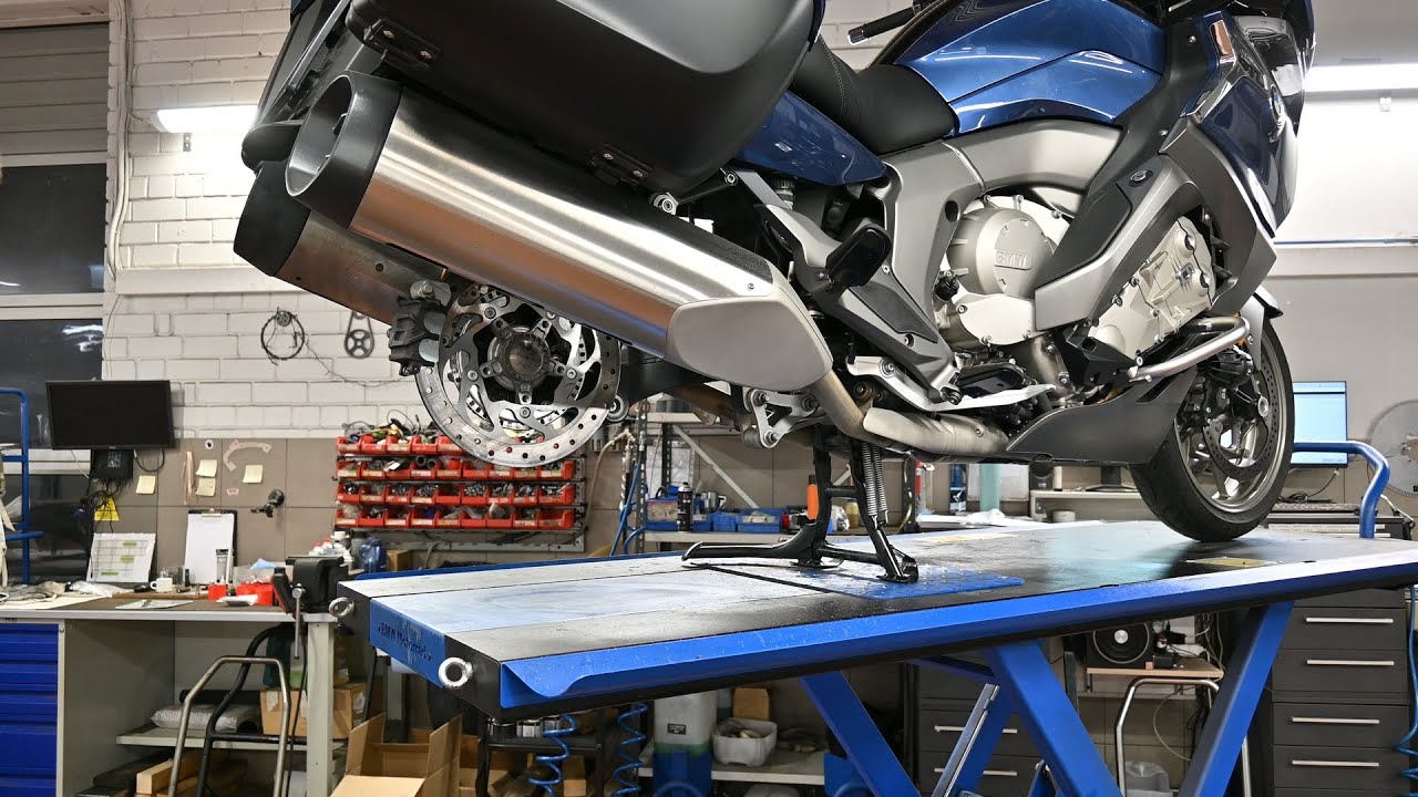 BMW K 1600 Oil change in rear angular gearbox