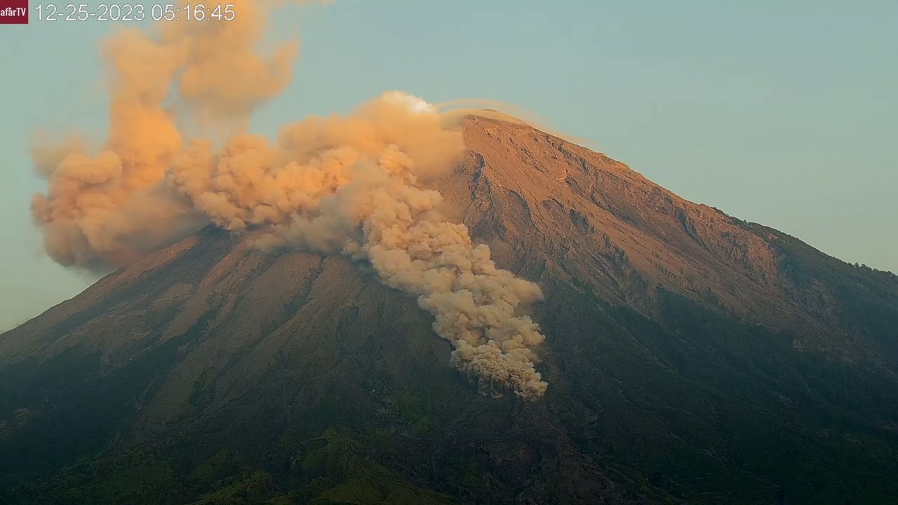 In 4K: The Christmas Day pyroclastic flow at Semeru Volcano (Dec 25, 2023)