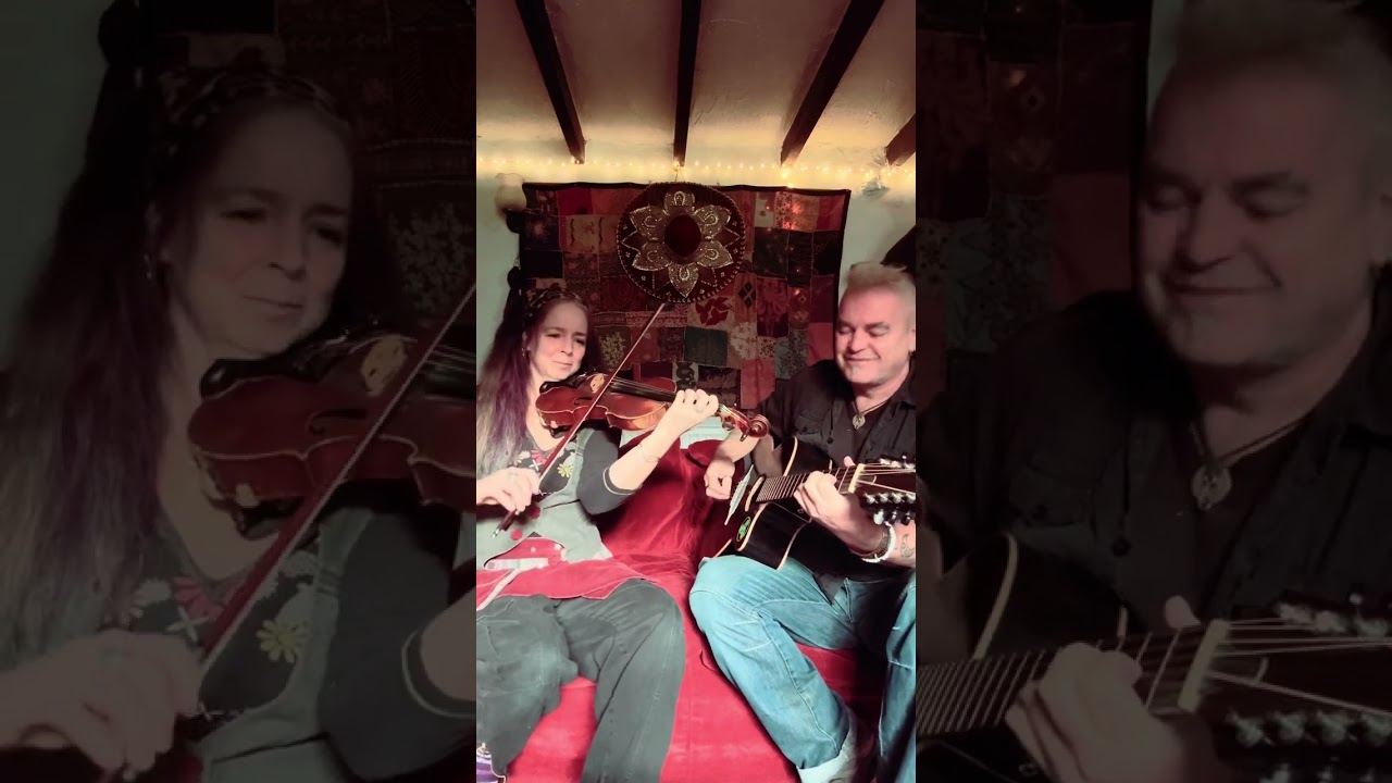 A lovely busking tune and a blatant advert for duo shows #buskingtunes #folkmusic #fiddleandguitar 