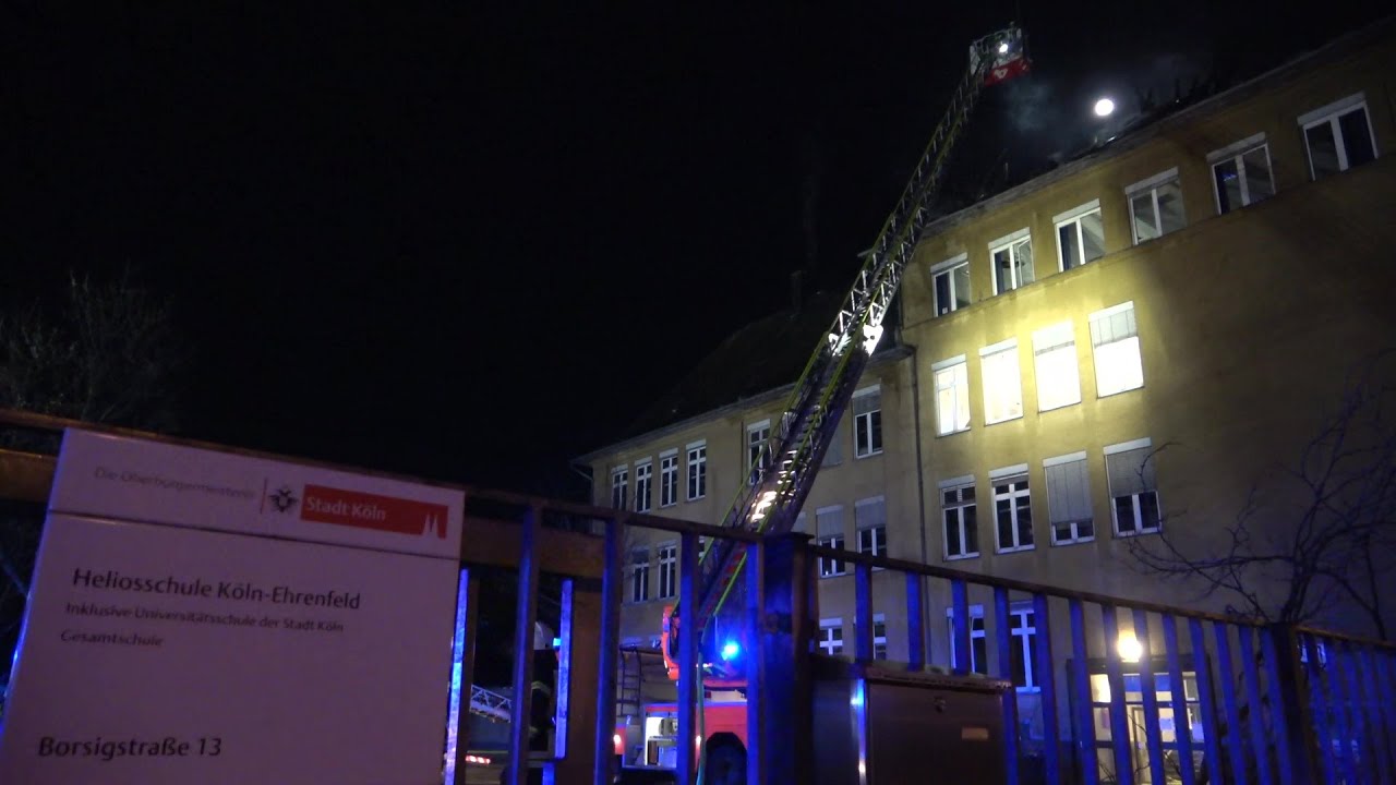 Dachstuhl der Astrid-Lindgren-Schule in Vollbrand - Großeinsatz in Köln-Ehrenfeld am 22.11.21 +O-Ton