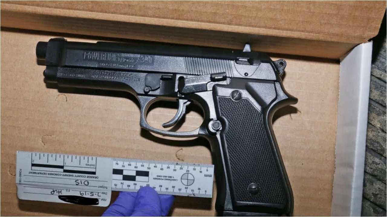 用仿真枪瞄准警察，美国17岁女孩遭射杀(组图)