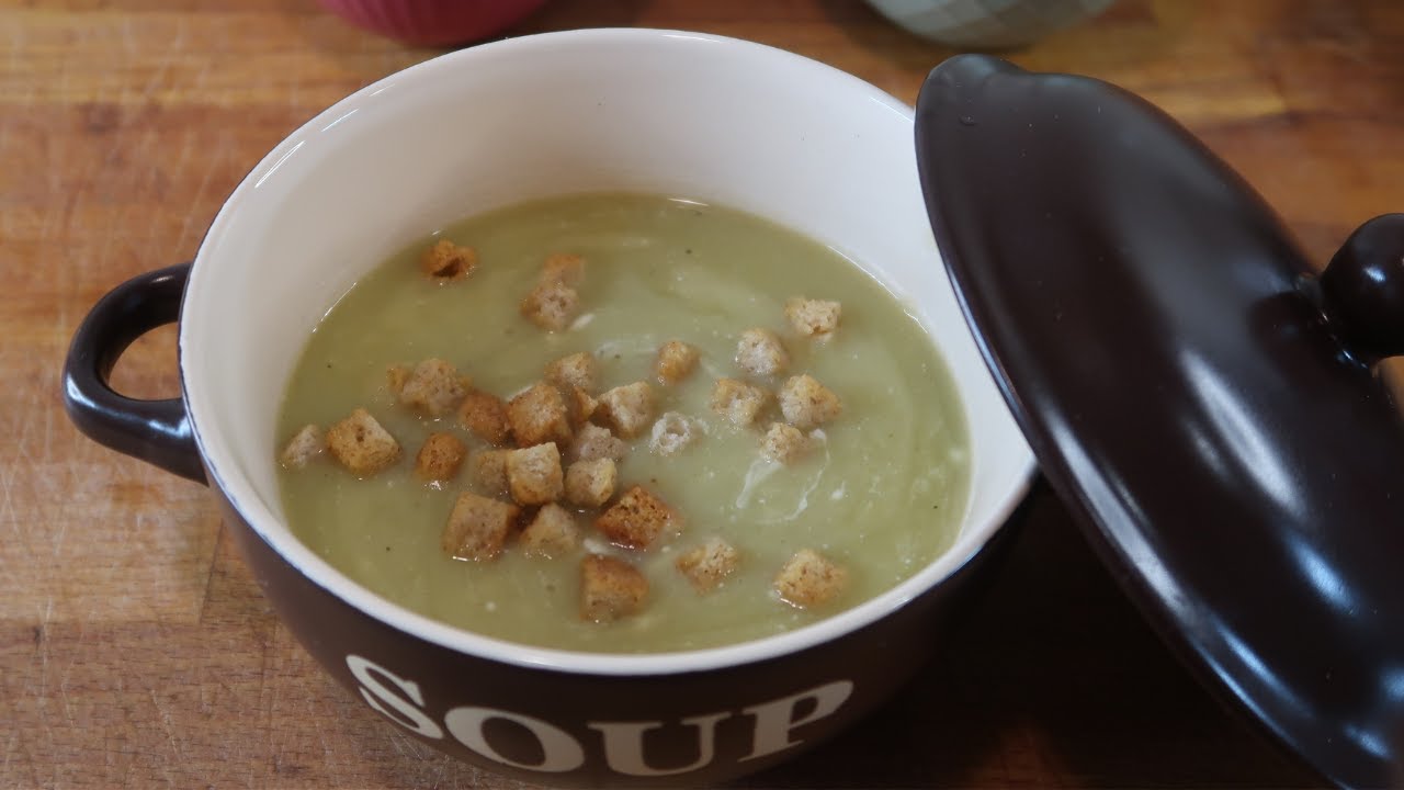 🍵✨ Warm Up with Our Comforting Leek Soup Recipe! 🌿🥔