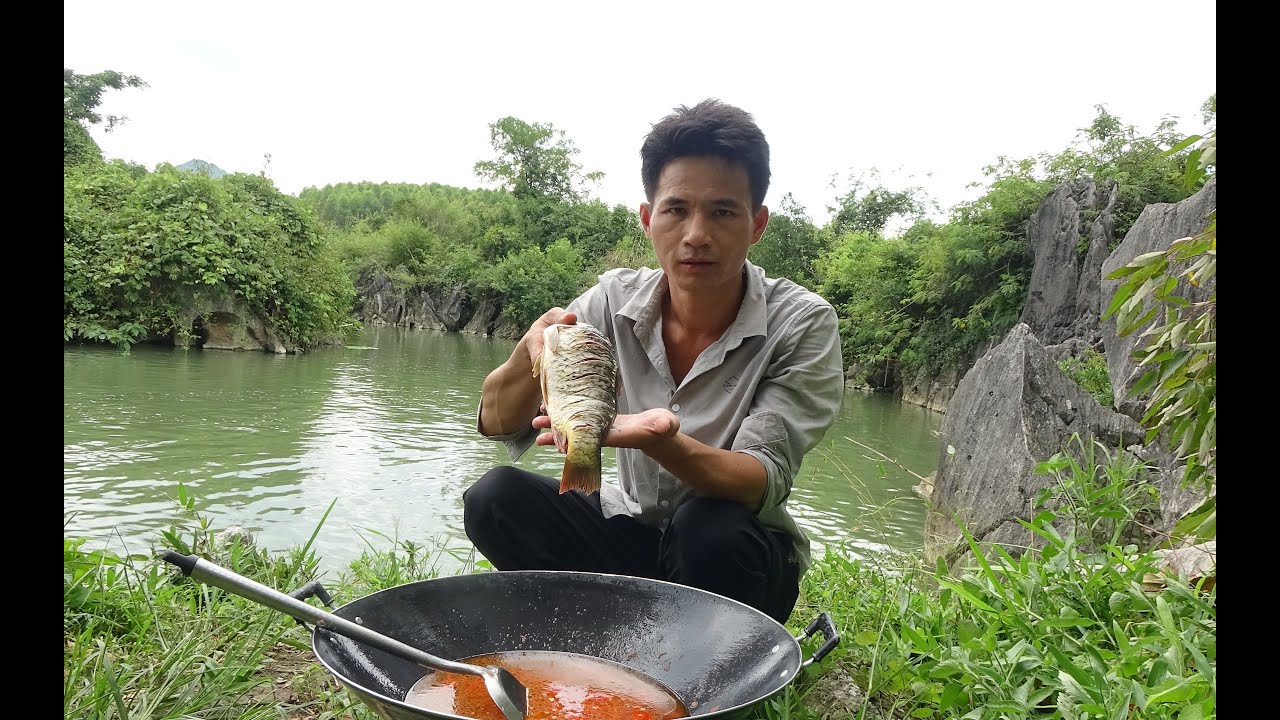 荒野美食：小莫捕捉到河鱼，秘制烹饪成美食，吃得太香了