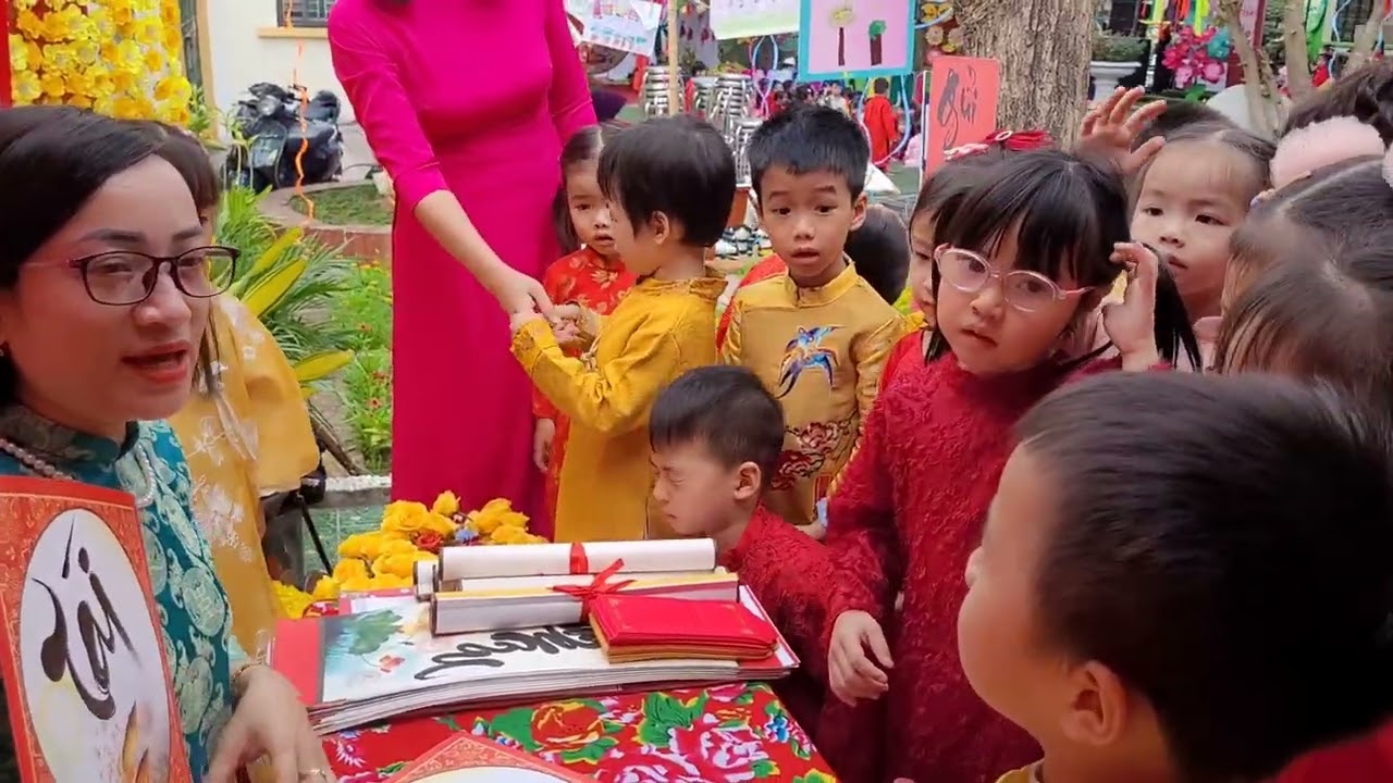 Cùng bé trải nghiệm tô màu thư pháp