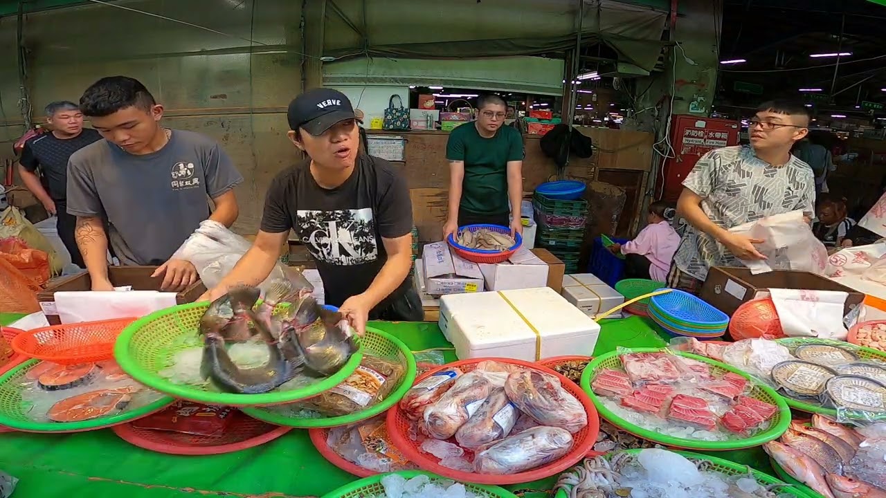 夢幻石鯛真的是內行的才知道 大哥一來就包走了 安南果菜市場 怡安路二段102號 士官長海鮮叫賣 海鮮叫賣 海鮮拍賣 叫賣哥 seafood auction