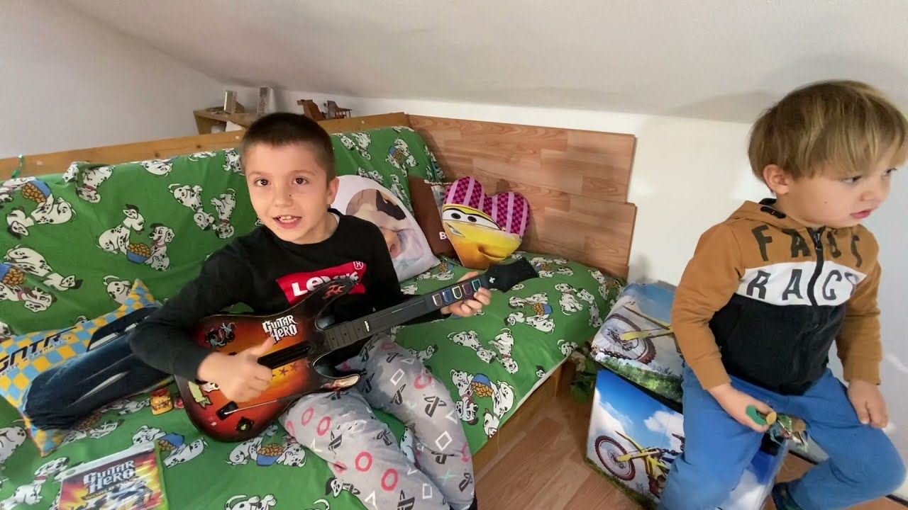 RedFox gioca al Guitar Hero