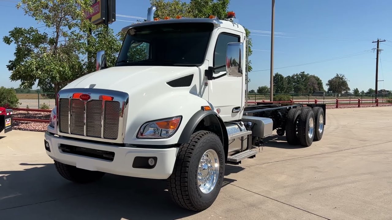 Peterbilt 548 Tandem Straight Truck 2023 года