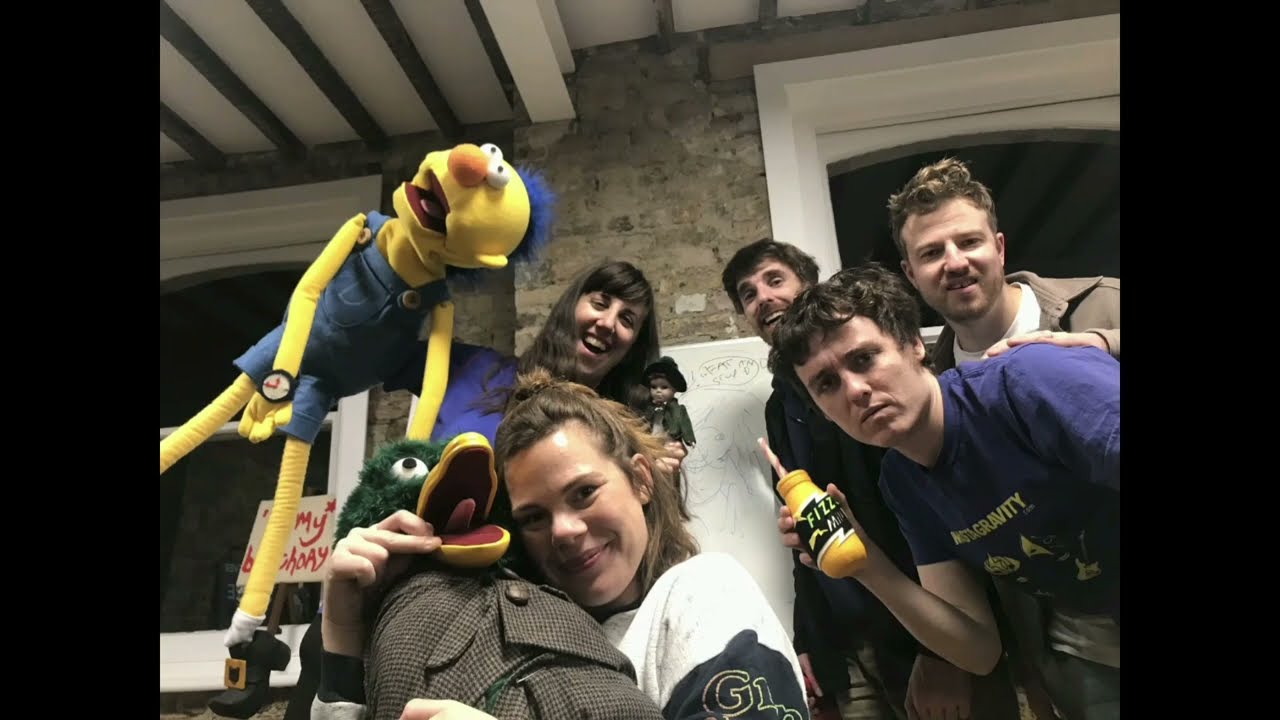 Don't Hug Me I'm Scared - Cast members.