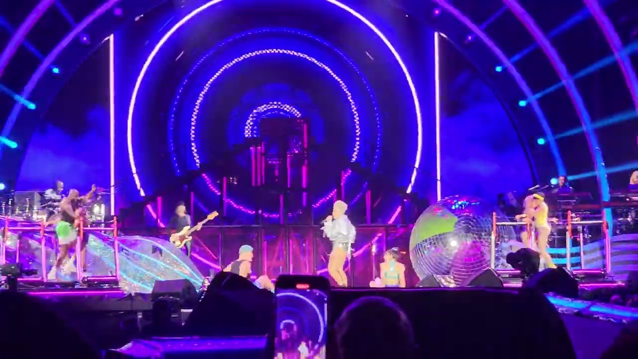 Pink - Runaway ( Bolton 7.06.2023)
