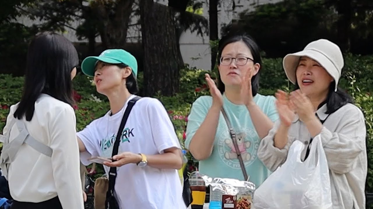 여성이 팔을 다쳐 처음 보는 사람에게 화장을 부탁한다면? What if a social freshman approaches and asks for makeup instead?