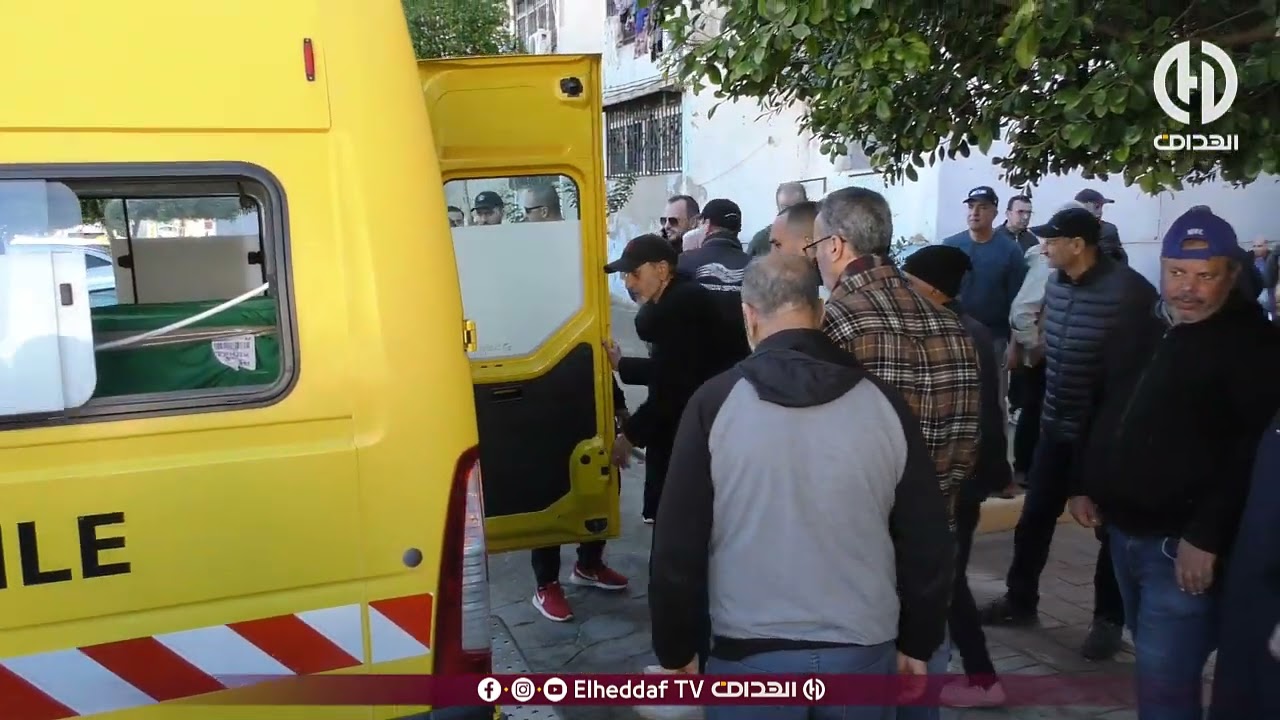 شـــاهد.. والد مجيد بوقرة يوارى الثرى في أجواء مهيبة بمدينة عنابة