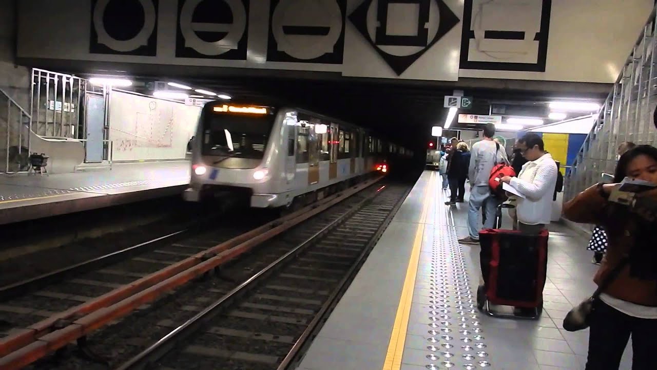 Metro's type U2/U3 en BOA MIVB/STIB station Kunst/Wet (Arts/Loi) Brussels