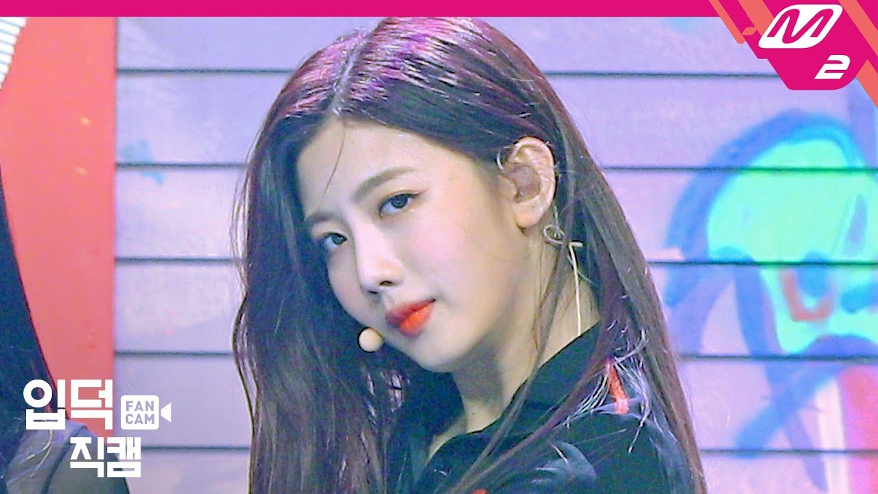 [입덕직캠] 체리블렛 유주 직캠 4K ‘무릎을 탁 치고(Hands Up)’ (Cherry Bullet YU JU FanCam) |  @MCOUNTDOWN_2020.2.13