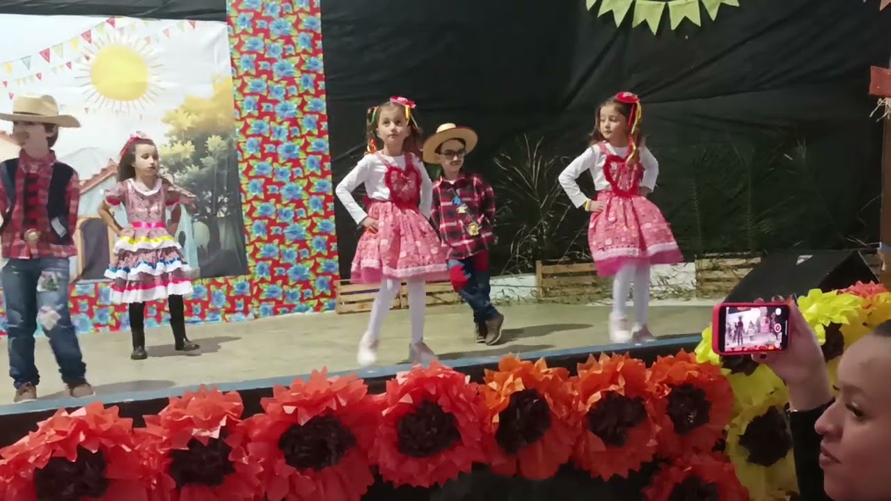 dança gemeas na festa junina da escola - 2025