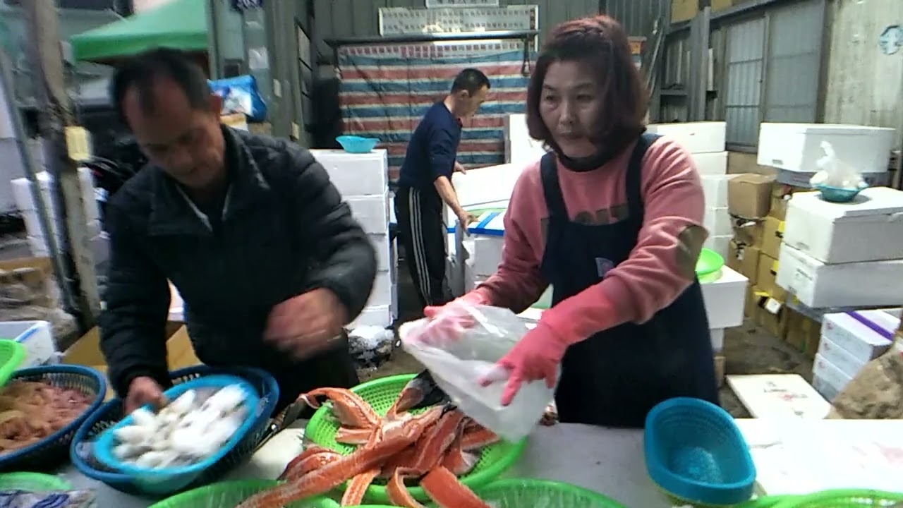 阿源佛心價再現！整排客人擠爆攤位搶著買！  阿源海鮮拍賣@台中大雅市場