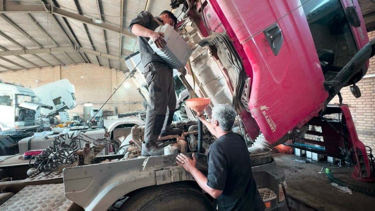 Truck Repair Mechanic Performs Full Scania Diesel Service – Oil & Filter Replacement