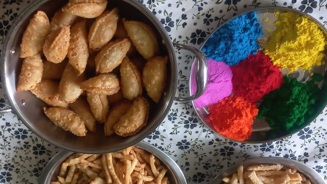 Happy Holi all my friends 🙏  Aaj ghar pe Gujiya aur namkin banai hun. 
