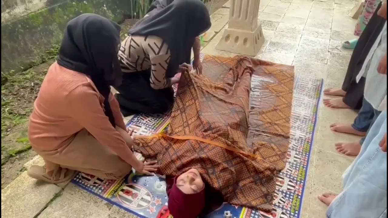 Tugas kelompok 4 kelas XII.P4C Video praktek memandikan dan mengkafani jenaza perempuan