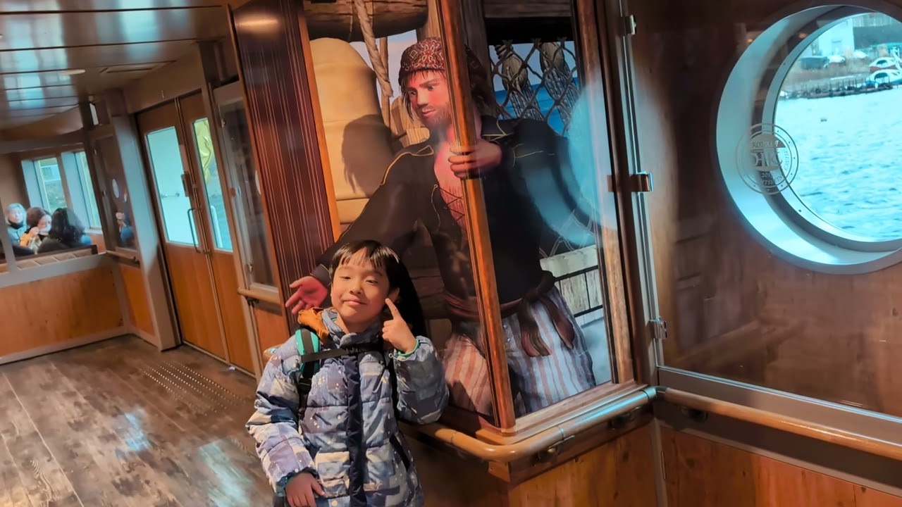 箱根海賊船に乗船したたっくん。Hakone pirate ship. 2026年3月7日。