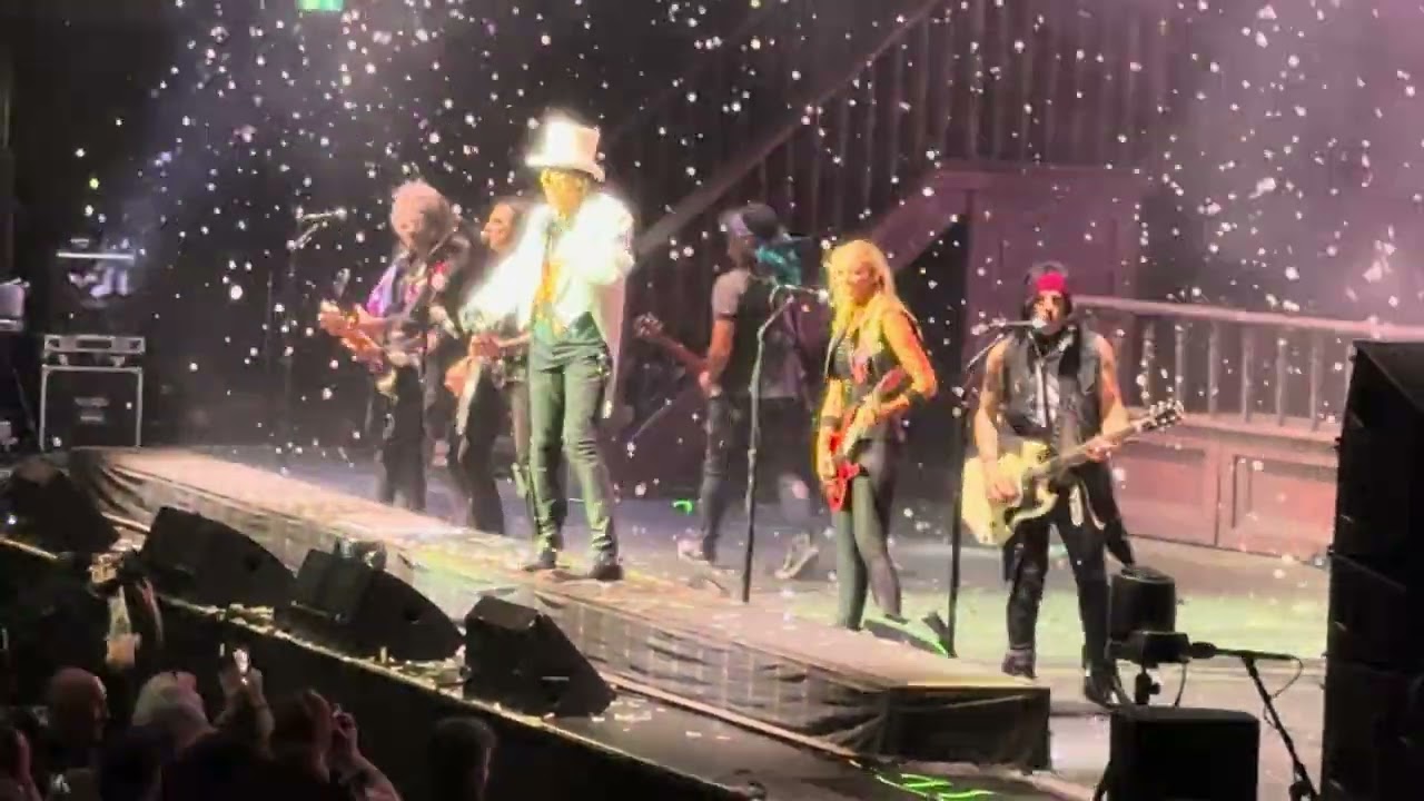 Alice Cooper at the O2 London - Schools Out with Johnny Depp and Original Members 