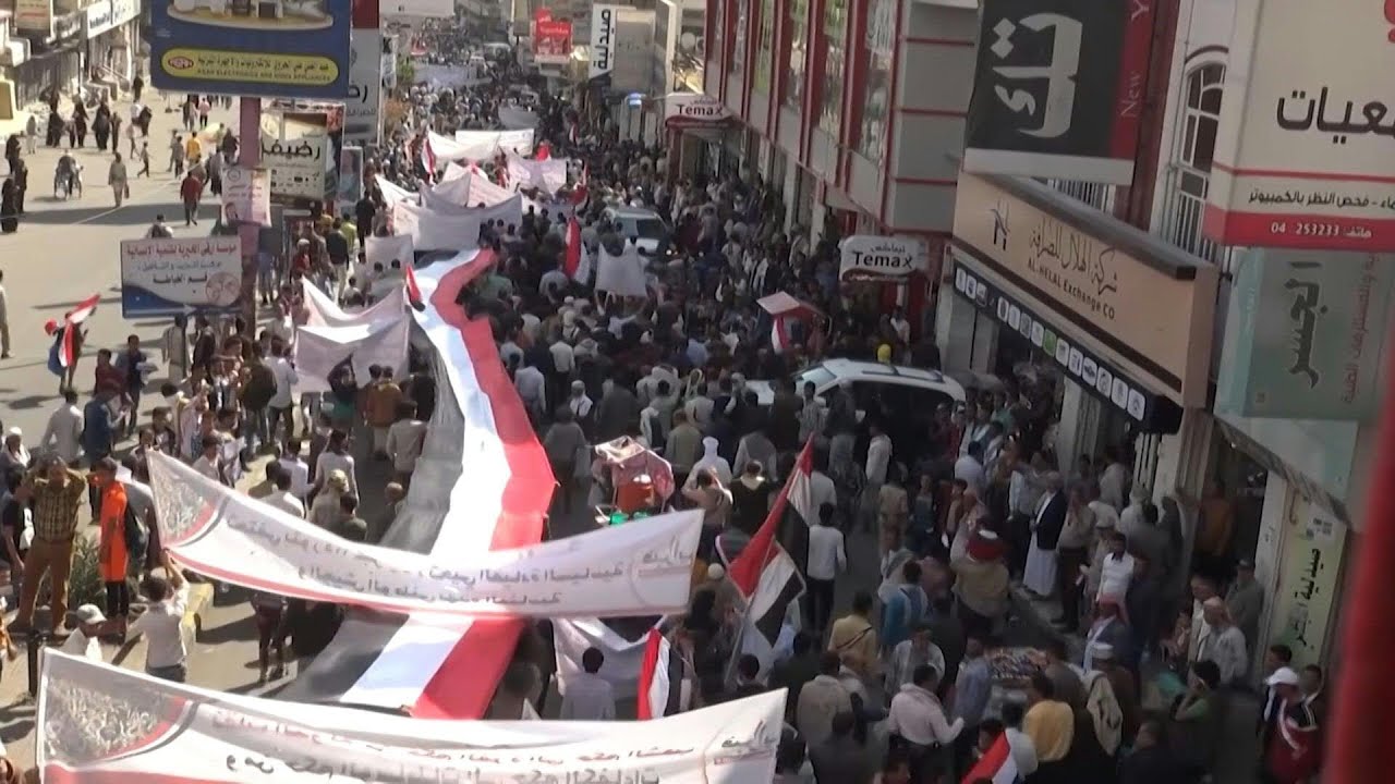 يمنيون في شوارع تعز إحياء لذكرى 