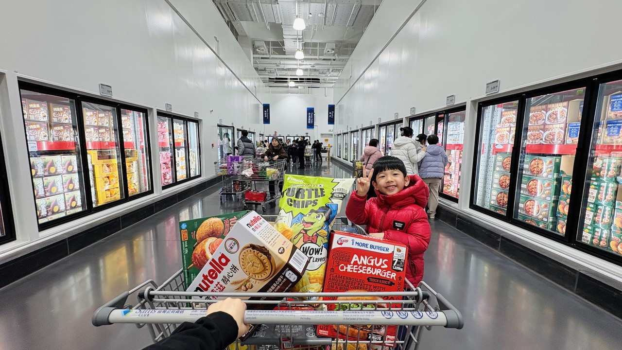 Grocery Shopping in China 🍰 What delicious snacks does the largest Sam's Club in Beijing offer?