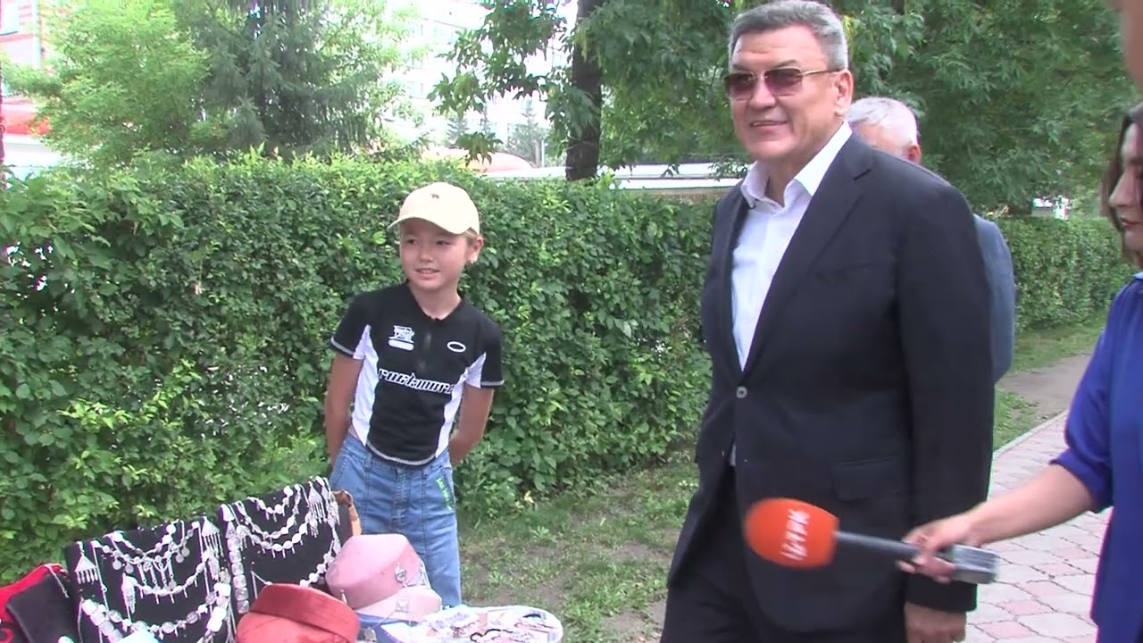 В празднование Дня города аким СКО Гауез Нурмухамбетов прошёл по улице Конституции Казахстана