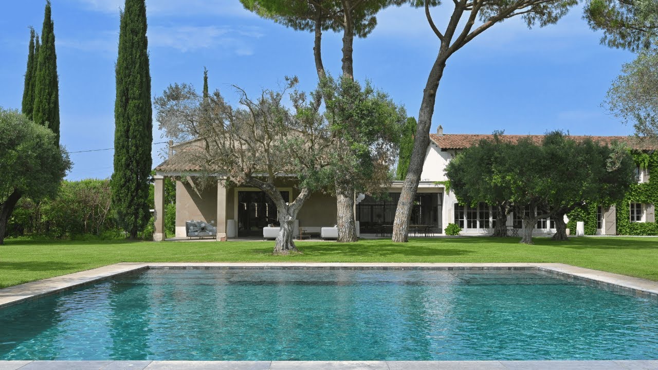 MAS CONTEMPORAIN DE 700 M², AVEC DÉPENDANCES.