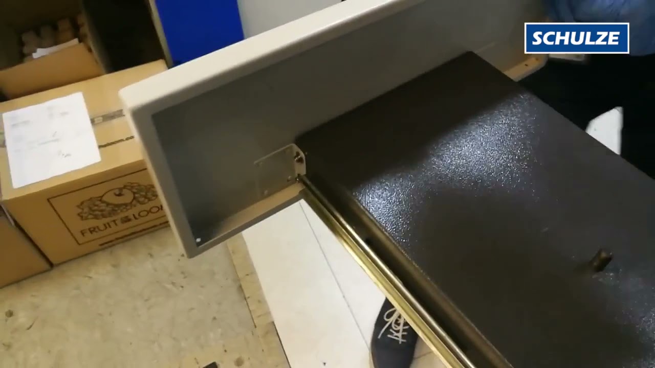 Cleaning the Schulze PRETREATmaker BASIC interior using PRETREATcleaner cleaning solution