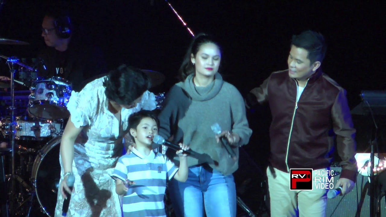 Regine Velasquez-Alcasid, Ogie Alcasid, Leila Alcasid and Nate Alcasid sing 