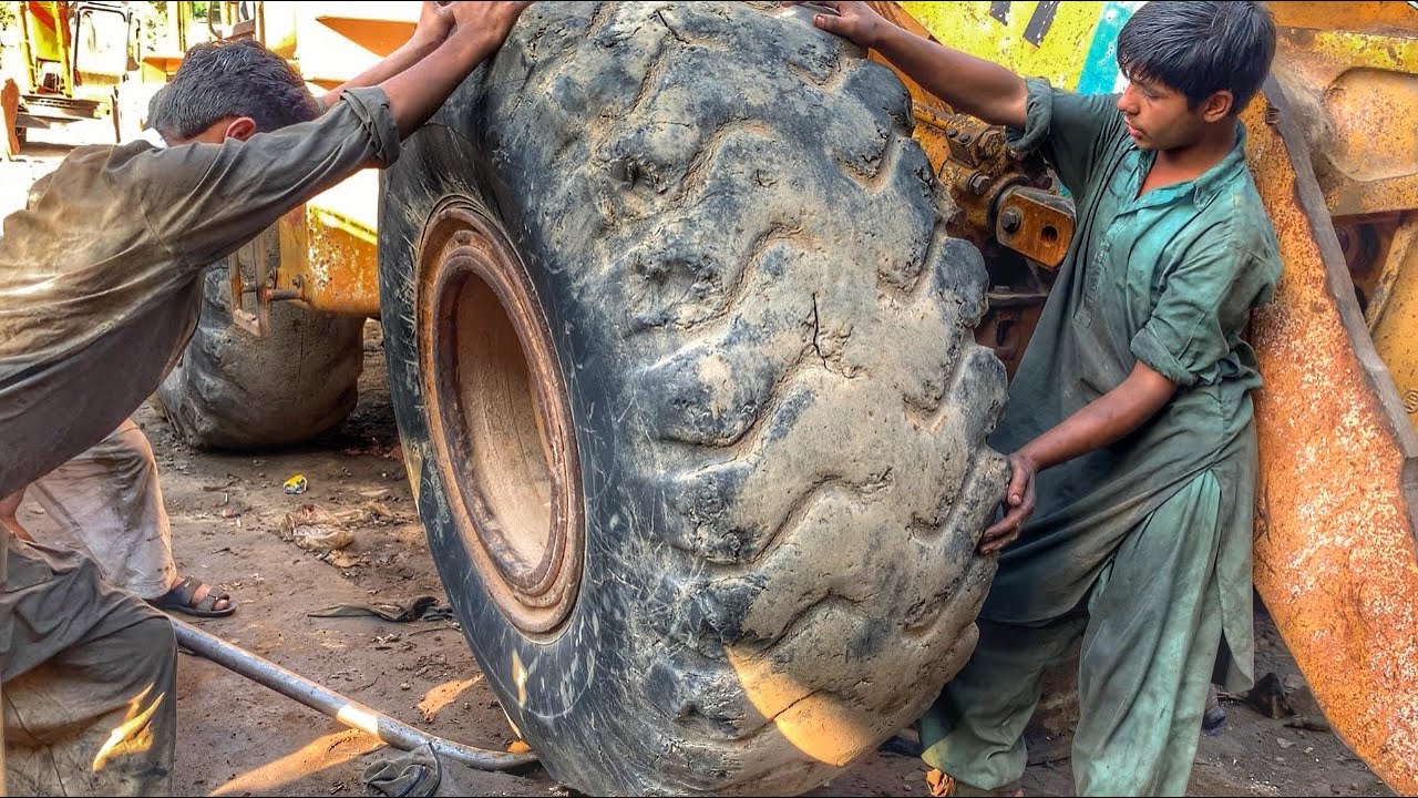 These Expert Mechanic’s Change Brake Lining of a Caterpillar Wheel Loader