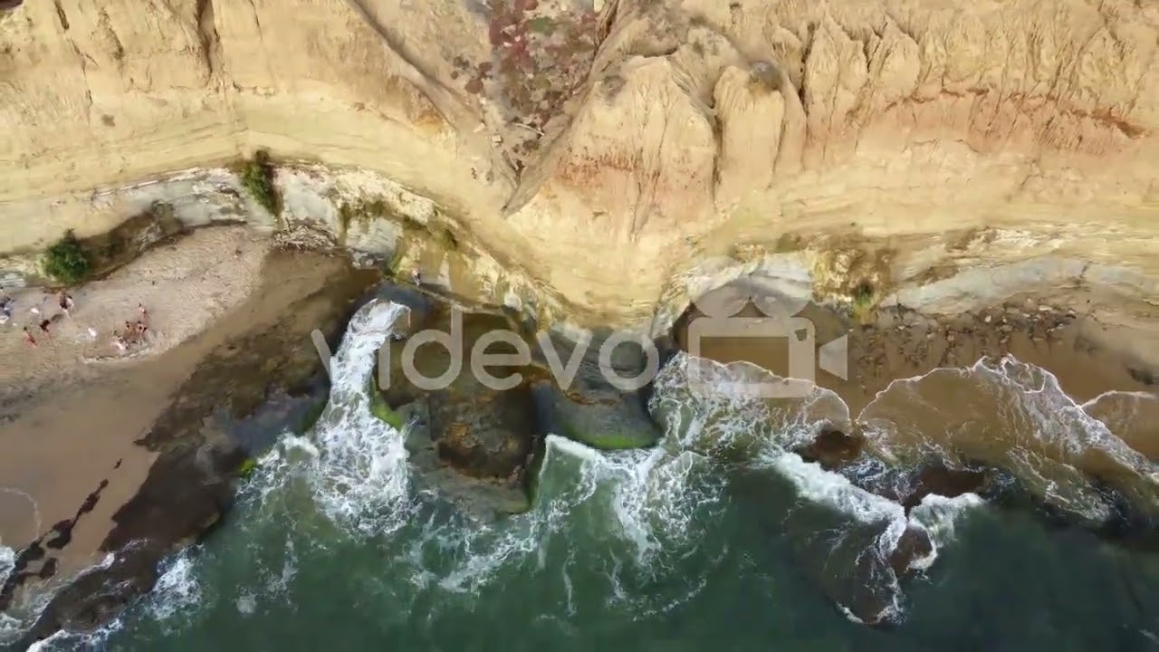 Aerial top down, gentle waves crashing onto coastal sea cliffs in Sunset Cliffs, San Diego　角尾直美