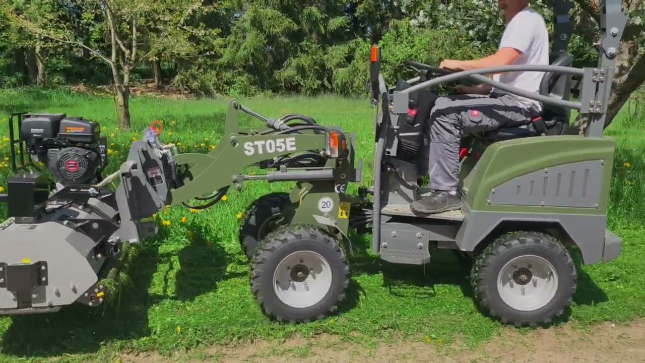 elektrischer Hoflader ST05E mit Mulcher im Einsatz