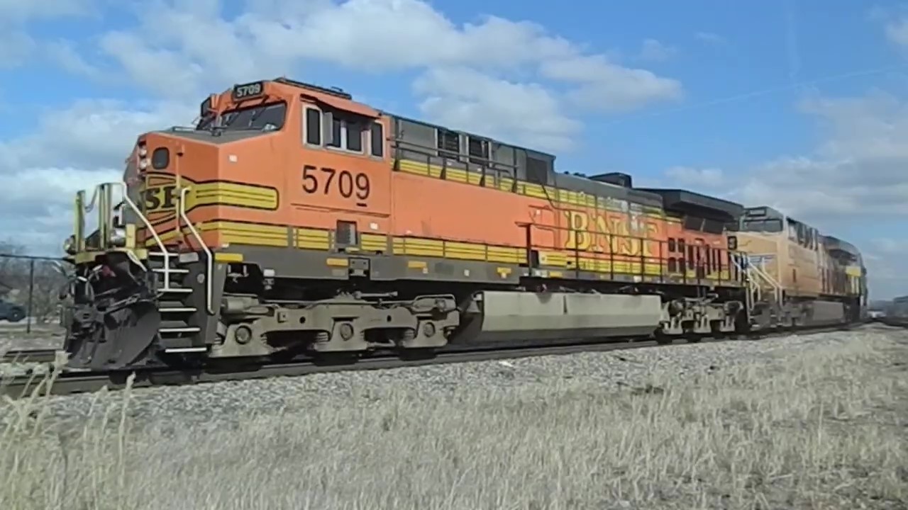 BNSF 5709 Leads Mixed Freight - 1/05/2026