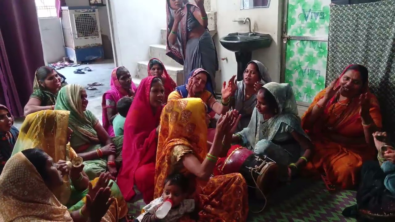 सत्संग में सब सखियों ने लियाआनंद धीरे धीरे मुरली बजाईओ सांवरिया