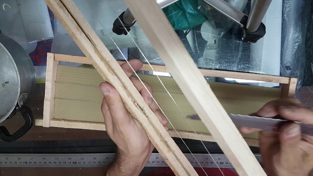 Como colocar cera alveolada nos quadros abelha apis (modo caseiro)