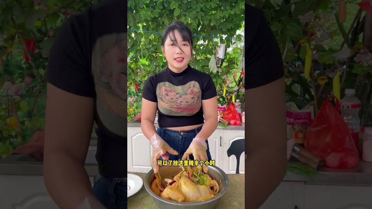 瓦缸烧鸡我也来挑战一下 焦香十足，口感酥脆，这个烧鸡你们能打几分？#烧鸡 #乡村美食 #新农人计划2025 #爱做饭的梅子 #抖音新农人