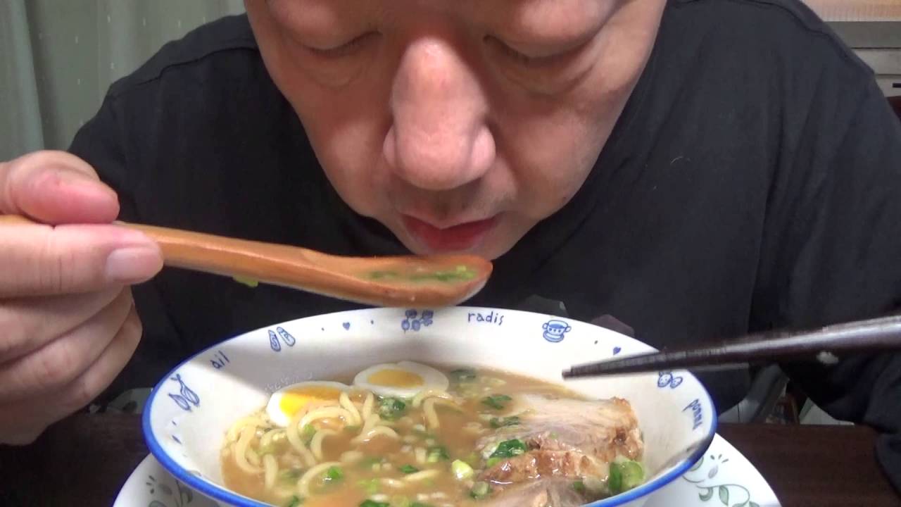 [頑固おやじ]これは旨い！日清 ラ王 魚介だしとんこつ醬油を自家製チャーシューで頂きます。