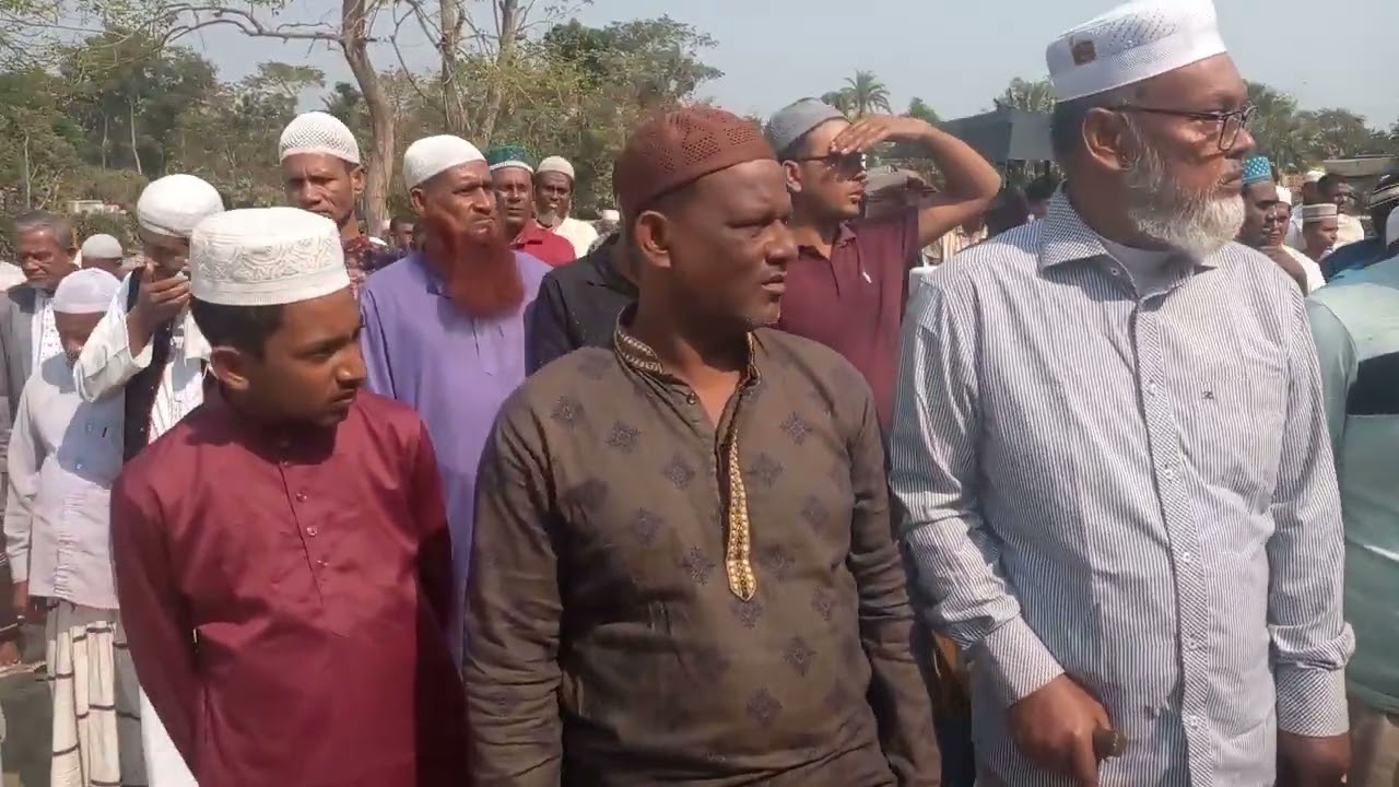আশাশুনি সদরের পুরাতন জামের মসজিদের সভাপতি রবিউল ইসলাম রবির জানেজার নামাজে ।