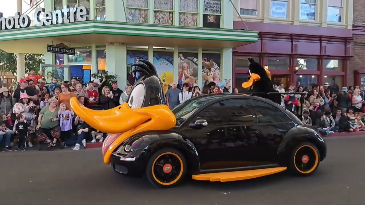 Warner Bros: Movie World: Super hero parade. Gold Coast