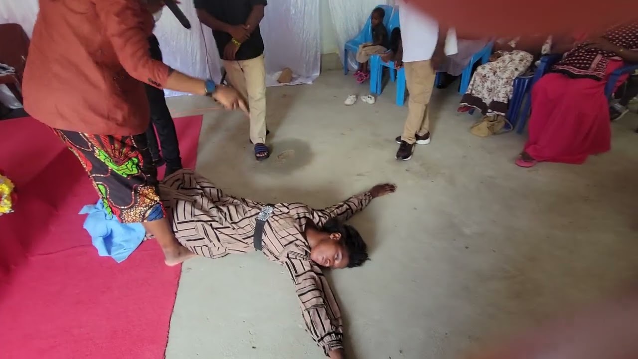 Binti akitolewa pepo kanisani kijichi kokoni