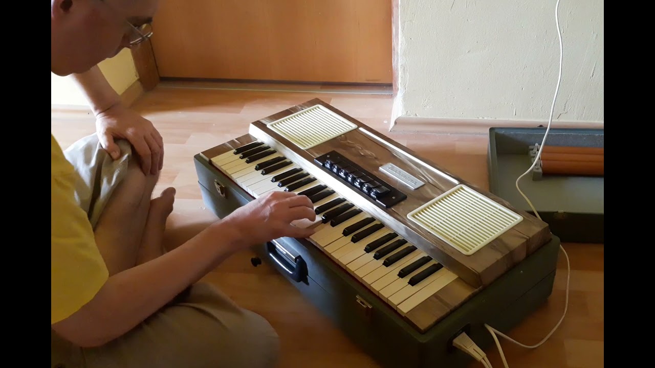 Harmona Review 01 (German electric harmonium)