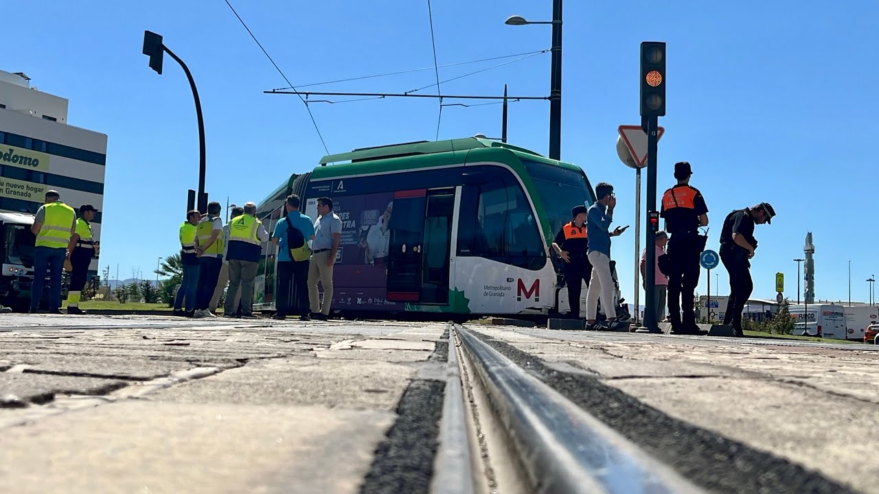 Nueve heridos al descarrilar el Metro de Granada tras chocar contra un autob&uacute;s 